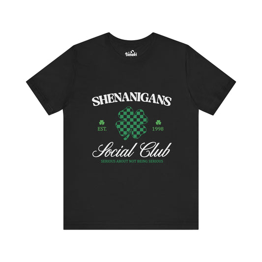 Shenanigans Social Club T-Shirt – Unisex-Jersey mit kurzen Ärmeln – Perfekt für den St. Patrick's Day und den alltäglichen Spaß 